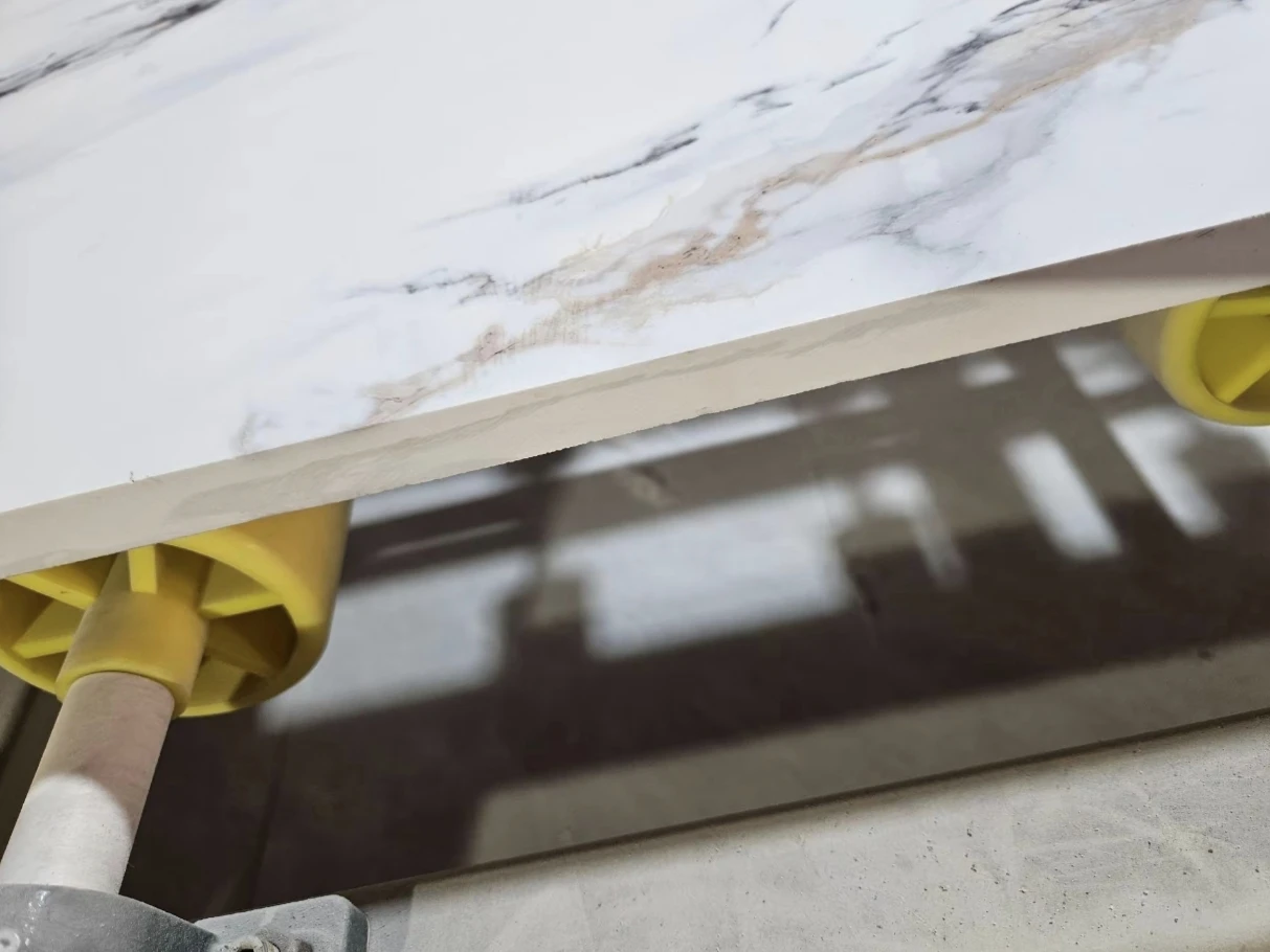 printed quartz slab edge inspection before commercial countertop fabrication