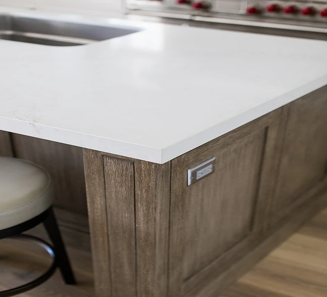 Close-up of 2+2cm laminated/mitered quartz countertop edge, showing thick visual profile for premium kitchen and bathroom applications