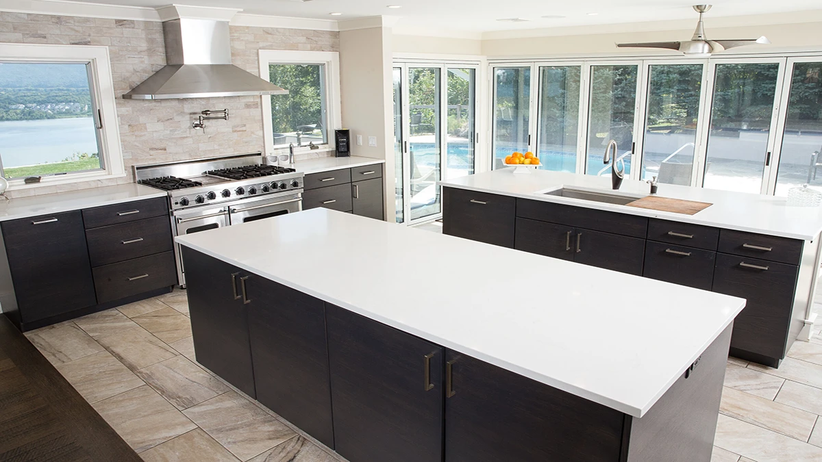 Modern open-concept kitchen with standard 3200×1600mm quartz slab countertops, ideal for residential and wholesale distribution projects