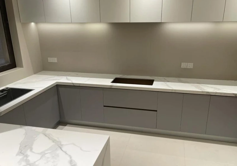 Printed quartz kitchen tops for residential apartment bulk construction projects